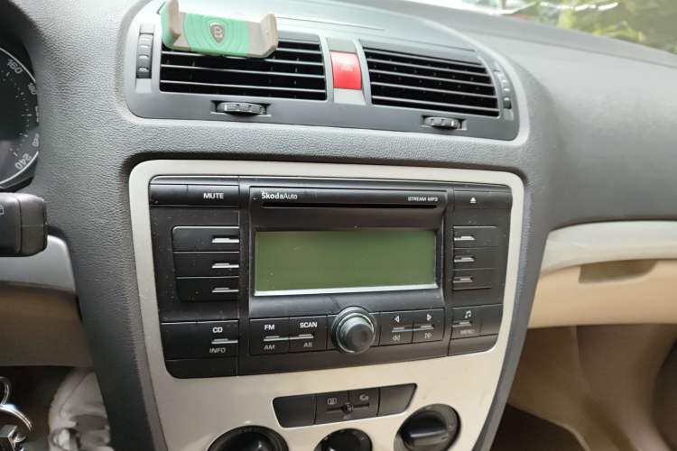 Used Skoda Octavia 2007 1.6L Manual Eado Edition Audio And AC Panel