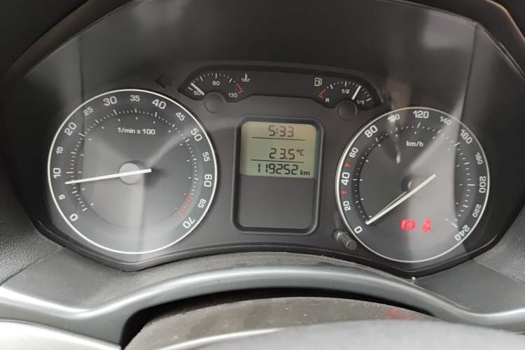Used Skoda Octavia 2007 1.6L Manual Eado Edition Odometer Close Up