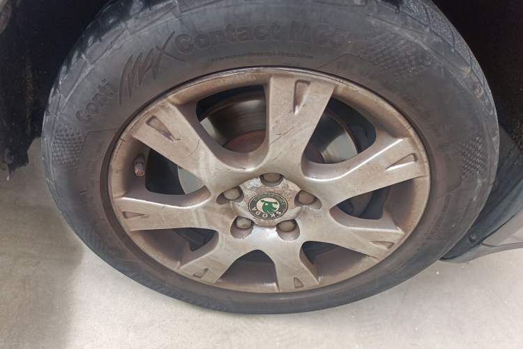 Used Skoda Octavia 2007 1.6L Automatic Elegance Edition Right Front Wheel Hub