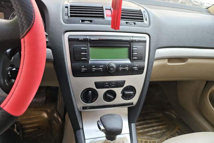 Used Skoda Octavia 2007 2.0L Automatic Exquisite Edition Audio And AC Panel