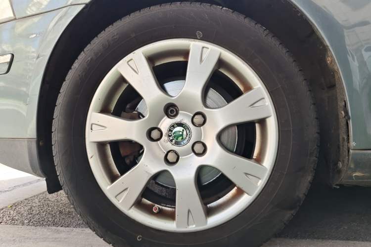 Used Skoda Octavia 2007 2.0L Automatic Exquisite Edition Right Front Wheel Hub