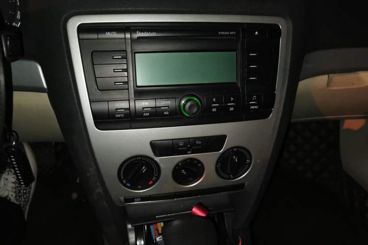 Used Skoda Octavia 2007 1.6L Automatic Elegance Edition Audio And AC Panel