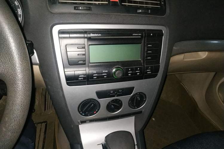 Used Skoda Octavia 2007 1.6L Automatic Eado Edition Audio And AC Panel