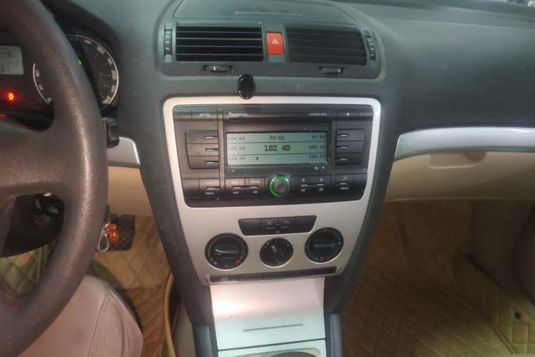 Used Skoda Octavia 2007 2.0L Automatic Exquisite Edition Audio And AC Panel