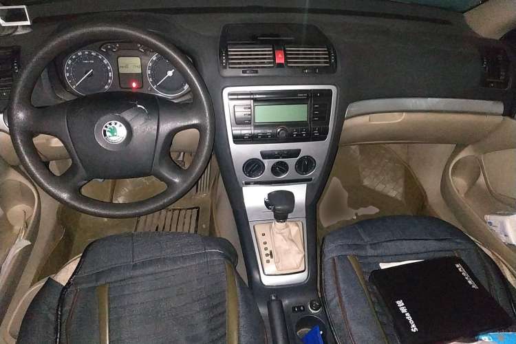Used Skoda Octavia 2007 1.6L Automatic Eado Edition Center Console