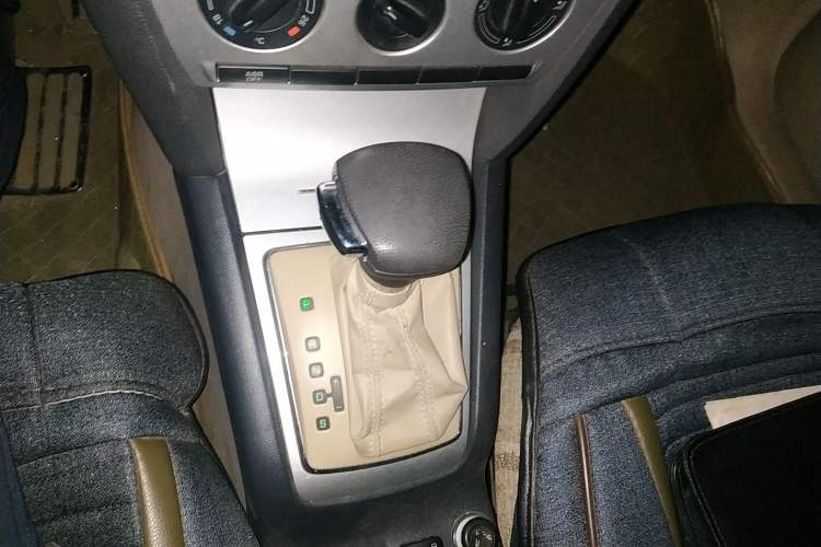 Used Skoda Octavia 2007 1.6L Automatic Eado Edition Gear Lever