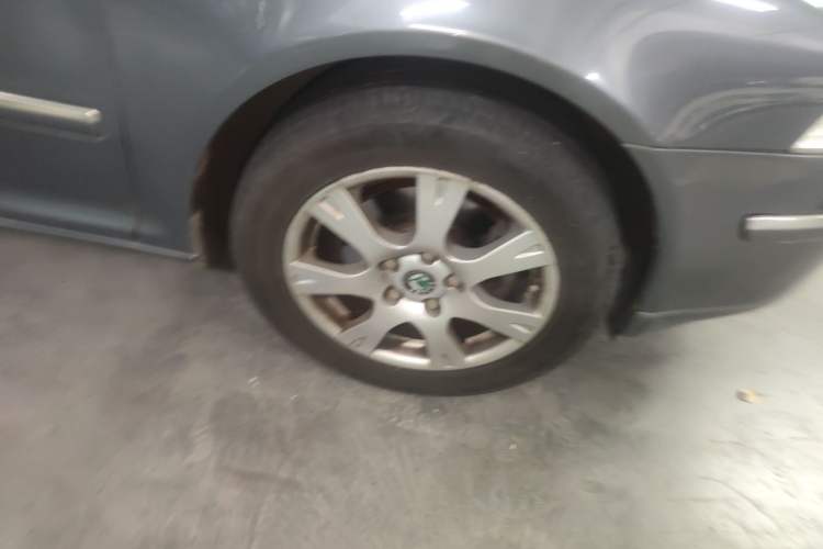 Used Skoda Octavia 2007 2.0L Automatic Exquisite Edition Right Front Wheel Hub