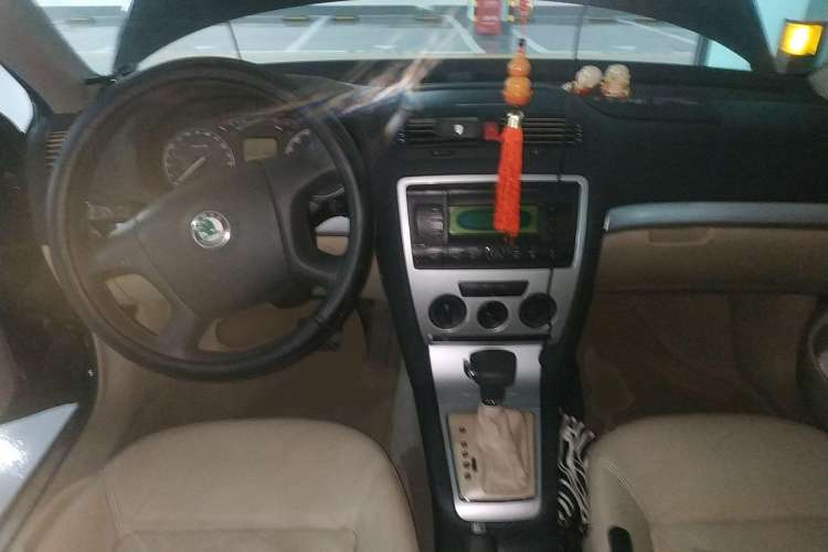 Used Skoda Octavia 2009 1.6L Automatic Elegance Edition Center Console