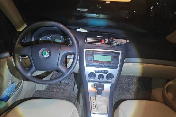 Used Skoda Octavia 2009 1.6L Automatic Eado Model Center Console