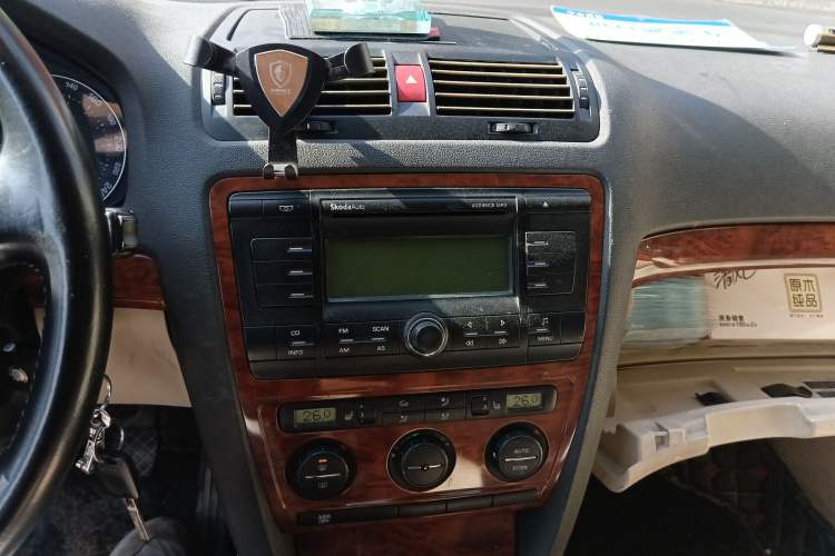 Used Skoda Octavia 2009 1.6L Manual Yizun Edition Audio And AC Panel