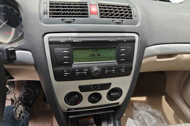 Used Skoda Octavia 2009 1.6L Manual Elegance Edition Audio And AC Panel