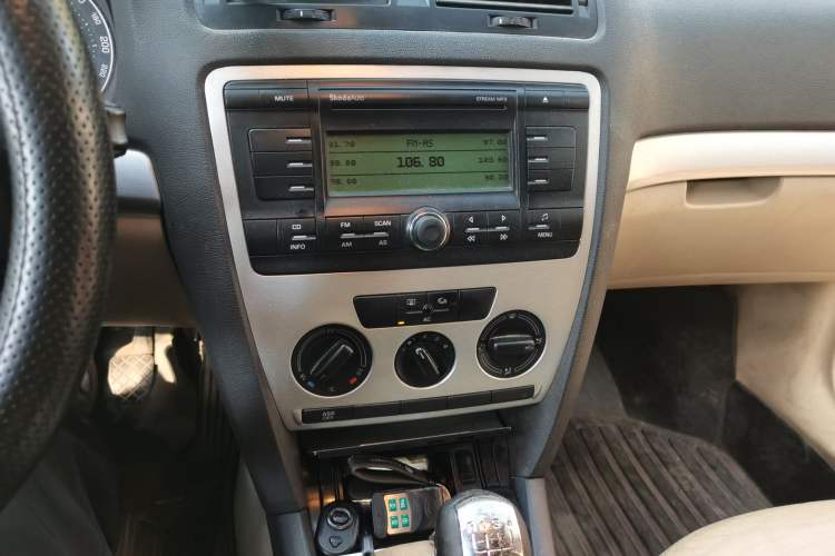 Used Skoda Octavia 2009 1.6L Manual Elegance Edition Audio And AC Panel