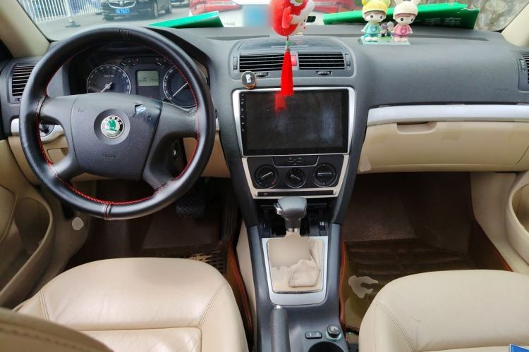 Used Skoda Octavia 2009 1.6L Automatic Elegance Edition Center Console
