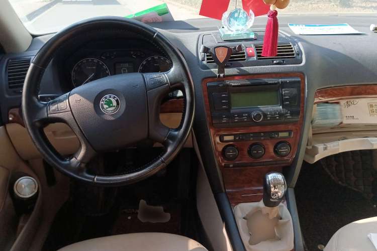 Used Skoda Octavia 2009 1.6L Manual Yizun Edition Center Console