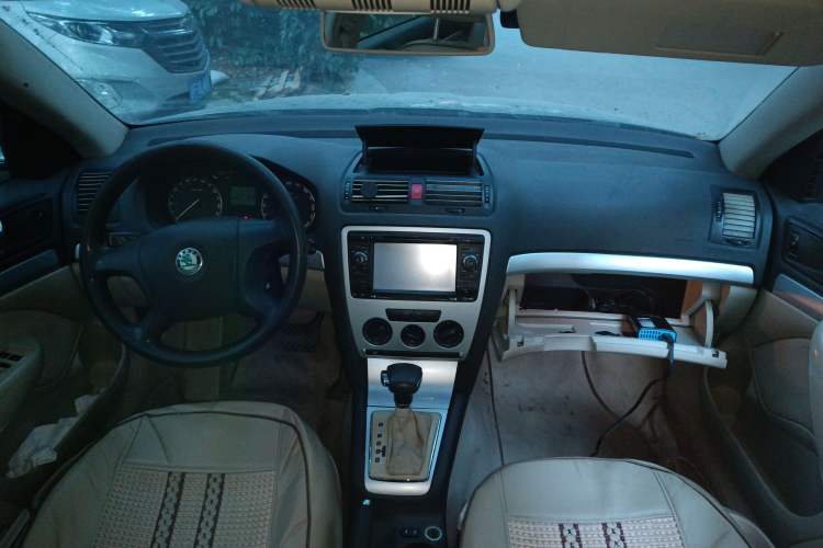 Used Skoda Octavia 2009 1.6L Automatic Elegance Edition Center Console