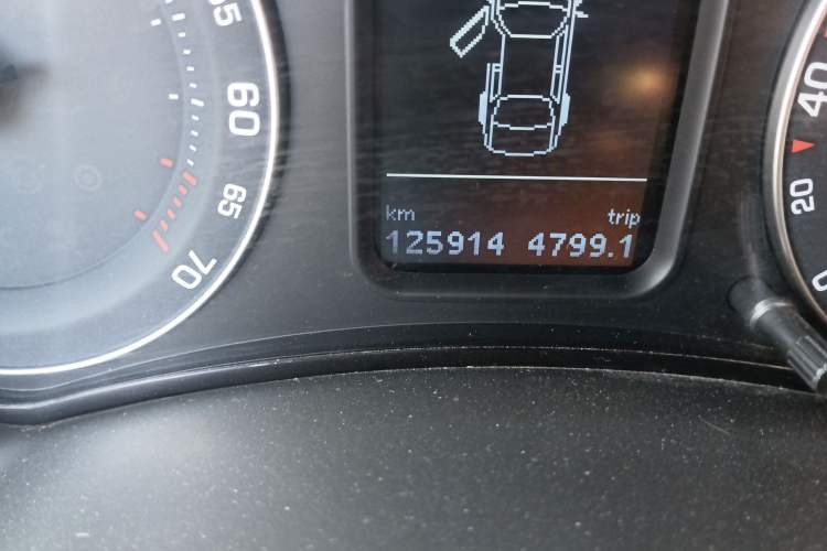 Used Skoda Octavia 2009 1.6L Manual Yizun Edition Odometer Close Up