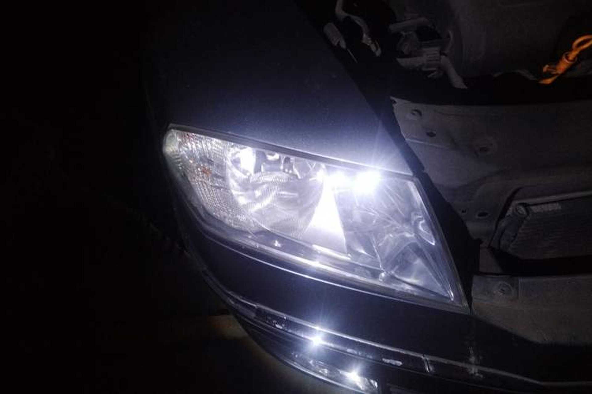 Used Skoda Octavia 2009 2.0L Manual Elegance Edition Right Front Headlight
