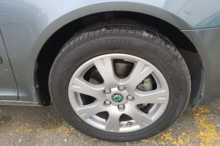 Used Skoda Octavia 2009 1.8 TSI Automatic Elegance Edition Right Front Wheel Hub