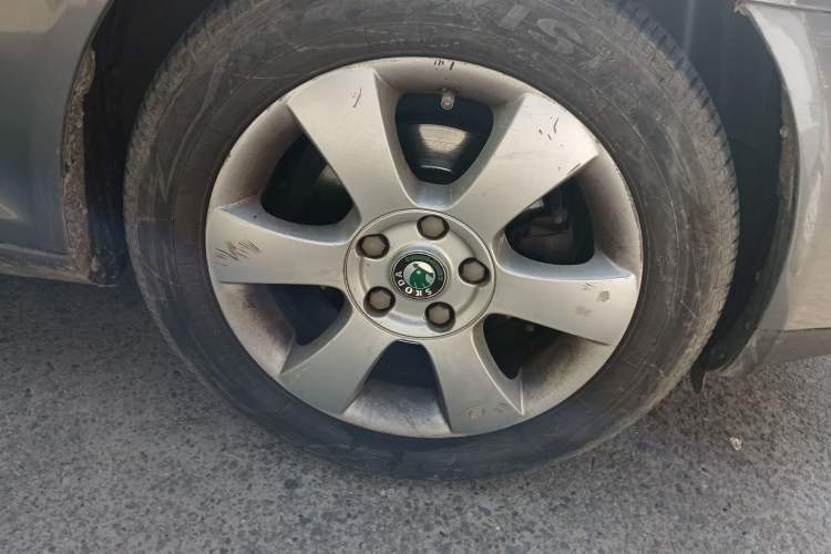 Used Skoda Octavia 2009 1.6L Manual Yizun Edition Right Front Wheel Hub