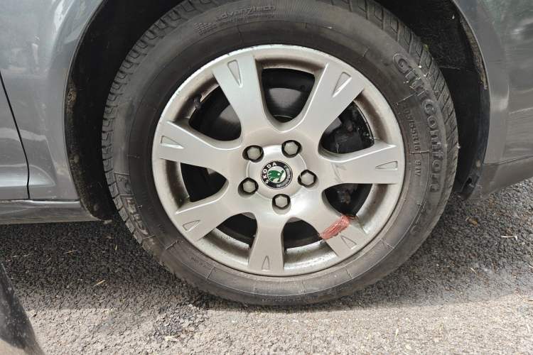 Used Skoda Octavia 2009 1.6L Manual Elegance Edition Right Front Wheel Hub