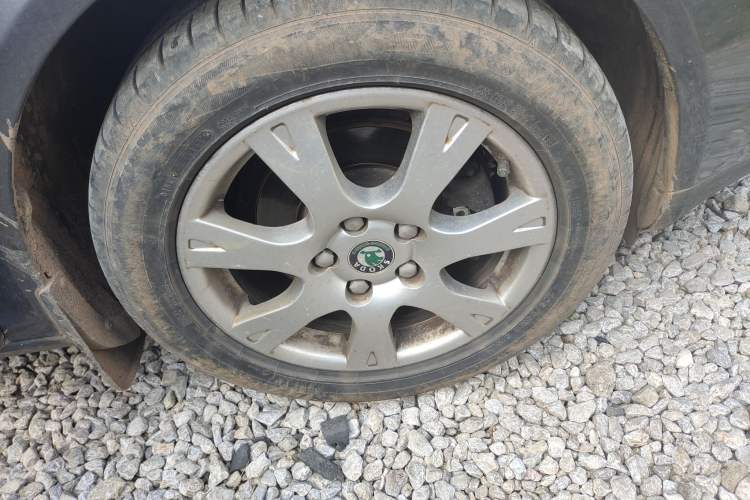 Used Skoda Octavia 2009 1.6L Automatic Elegance Edition Right Front Wheel Hub