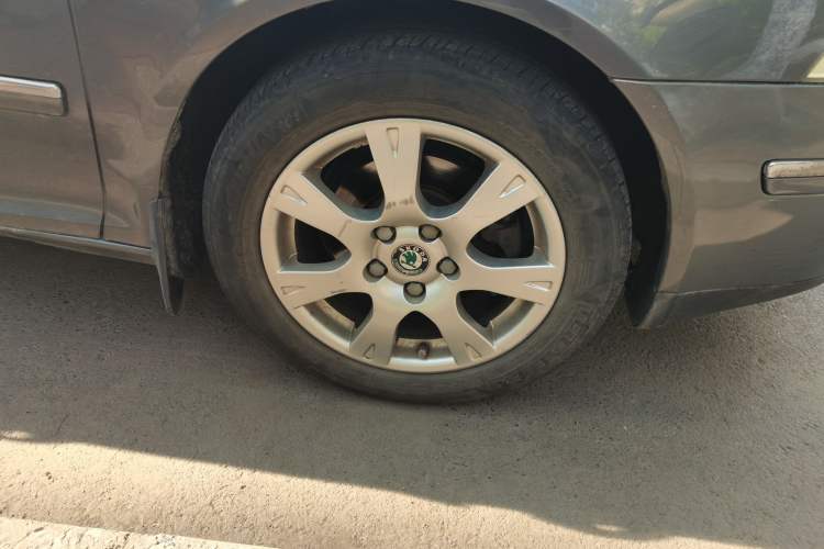 Used Skoda Octavia 2009 1.6L Manual Elegance Edition Right Front Wheel Hub