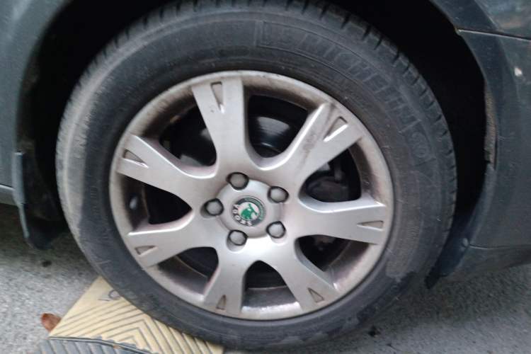 Used Skoda Octavia 2009 1.6L Automatic Elegance Edition Right Front Wheel Hub