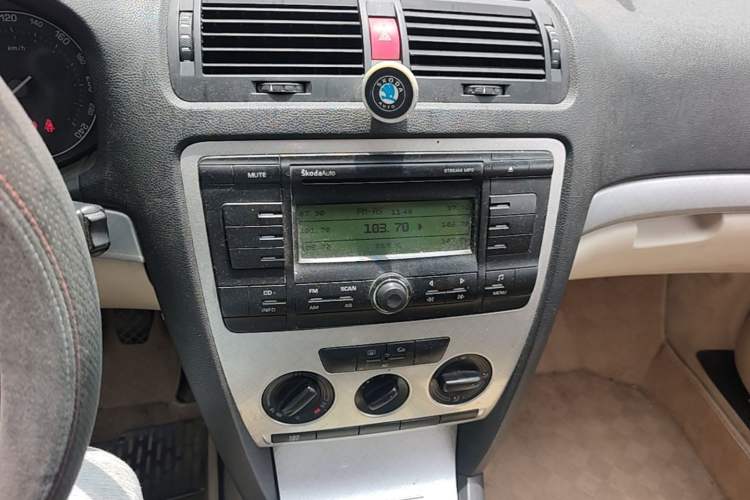 Used Skoda Octavia 2009 1.6L Manual Eado Edition Audio And AC Panel