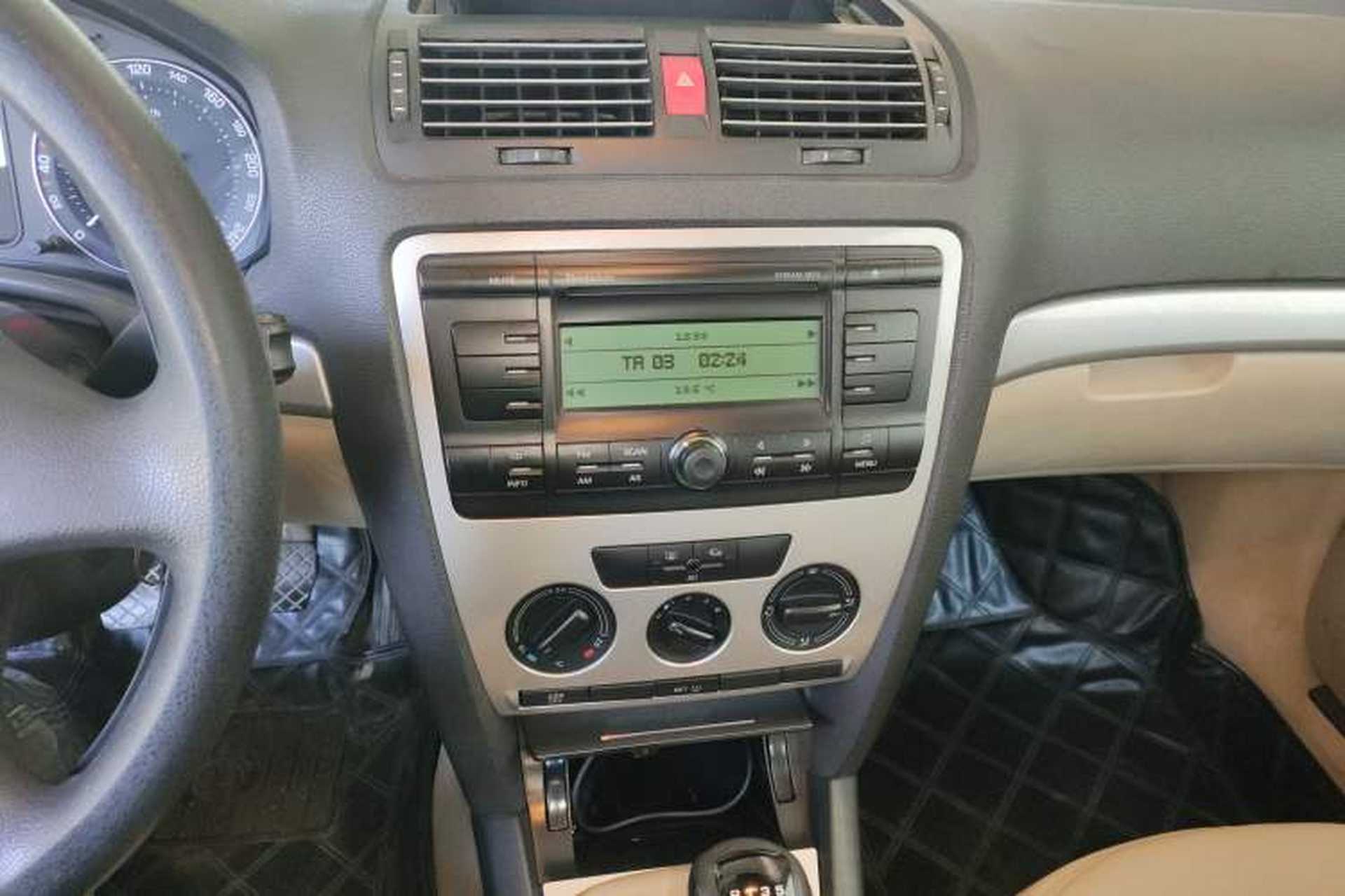 Used Skoda Octavia 2009 1.6L Manual Eado Edition Audio And AC Panel