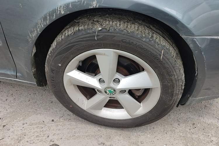 Used Skoda Octavia 2009 1.6L Manual Eado Edition Right Front Wheel Hub