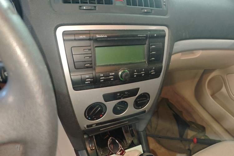Used Skoda Octavia 2009 1.6L Manual Eado Edition Audio And AC Panel