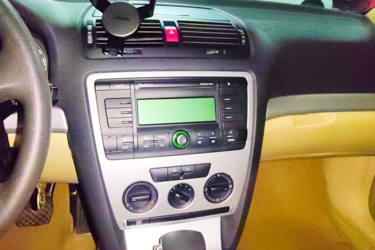 Used Skoda Octavia 2009 1.6L Automatic Elegance Edition Audio And AC Panel