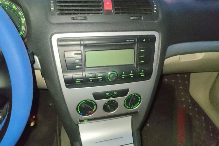 Used Skoda Octavia 2009 1.6L Manual Eado Edition Audio And AC Panel