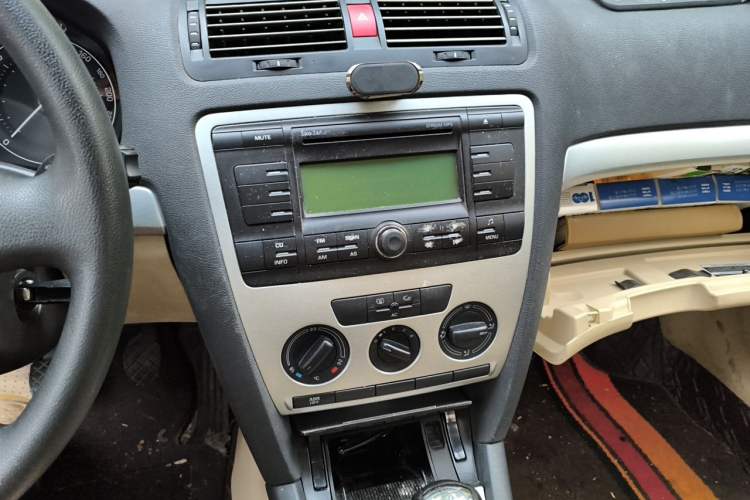 Used Skoda Octavia 2009 2.0L Automatic Elegance Version Audio And AC Panel