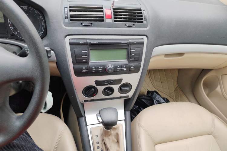 Used Skoda Octavia 2009 1.6L Automatic Elegance Edition Audio And AC Panel