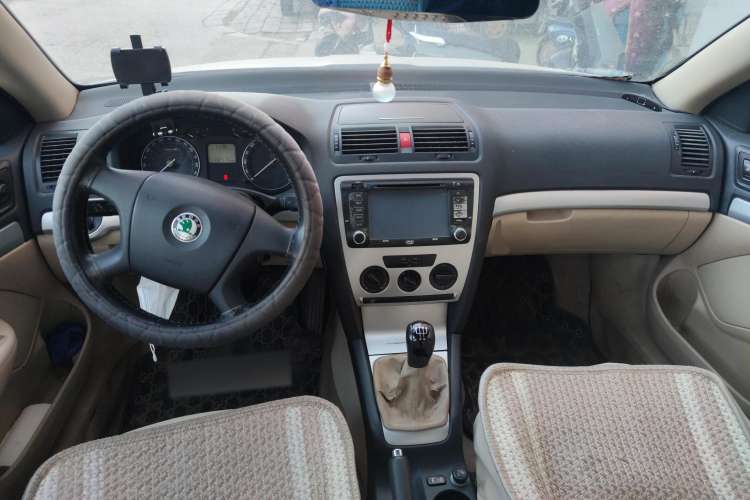 Used Skoda Octavia 2009 1.6L Manual Eado Edition Center Console