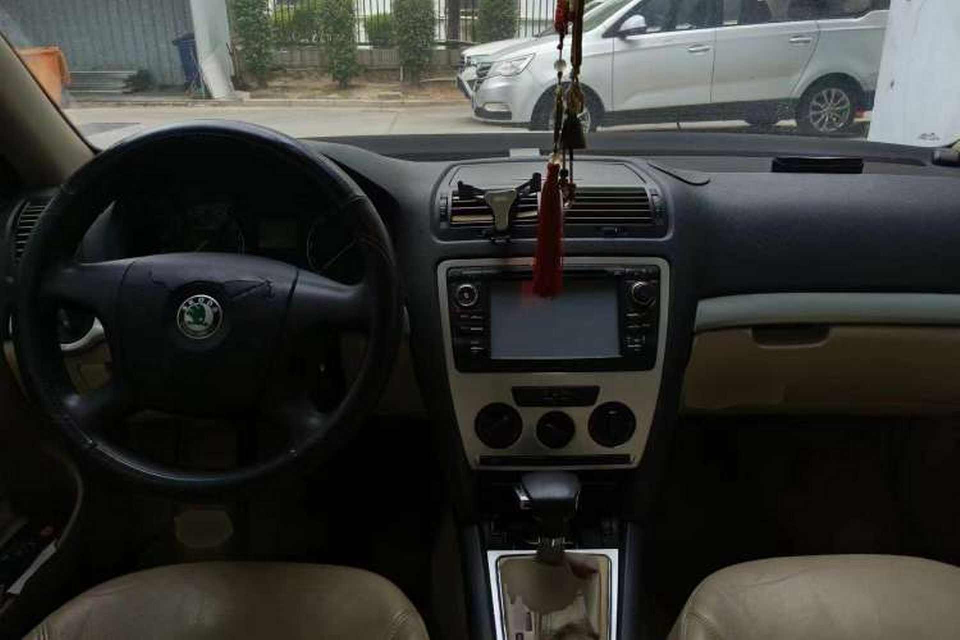 Used Skoda Octavia 2009 1.6L Automatic Elegance Edition Center Console