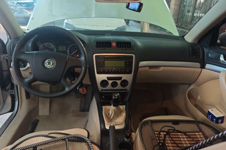 Used Skoda Octavia 2009 1.6L Manual Eado Edition Center Console