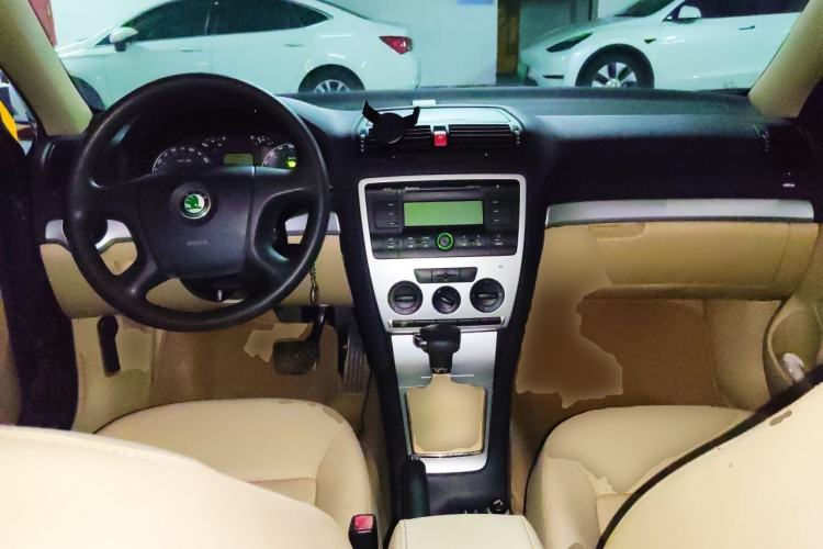 Used Skoda Octavia 2009 1.6L Automatic Elegance Edition Center Console