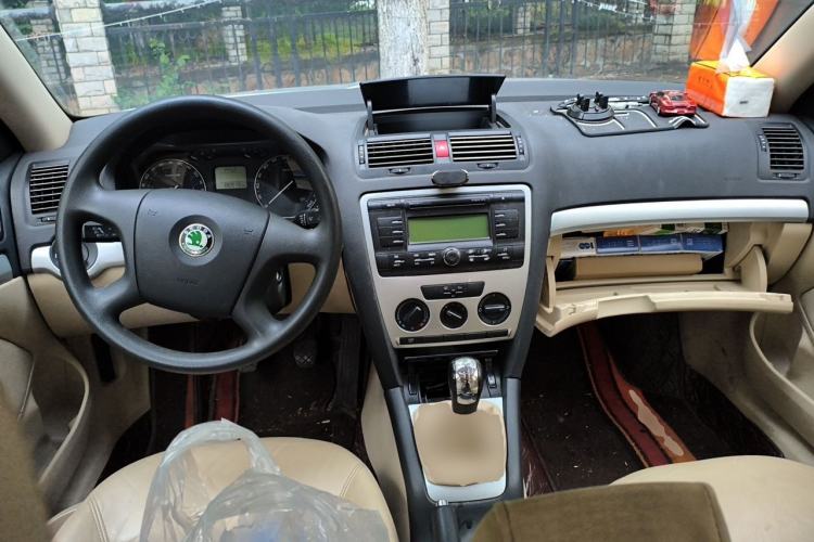 Used Skoda Octavia 2009 2.0L Automatic Elegance Version Center Console