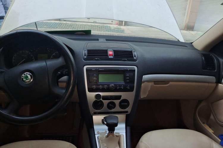 Used Skoda Octavia 2009 1.8 TSI Automatic Elegance Edition Center Console