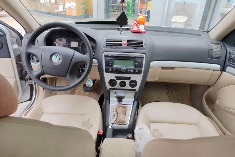 Used Skoda Octavia 2009 1.6L Automatic Elegance Edition Center Console