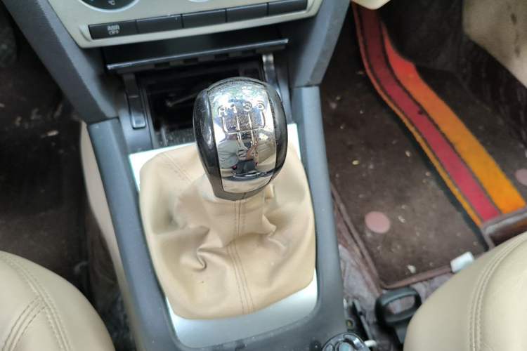 Used Skoda Octavia 2009 2.0L Automatic Elegance Version Gear Lever