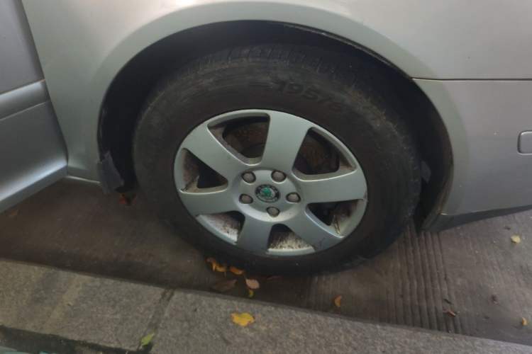 Used Skoda Octavia 2009 1.6L Manual Eado Edition Right Front Wheel Hub