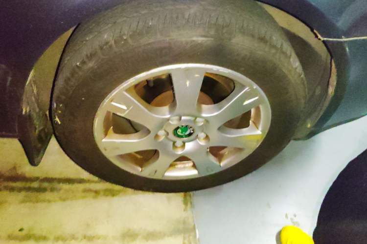 Used Skoda Octavia 2009 1.6L Automatic Elegance Edition Right Front Wheel Hub