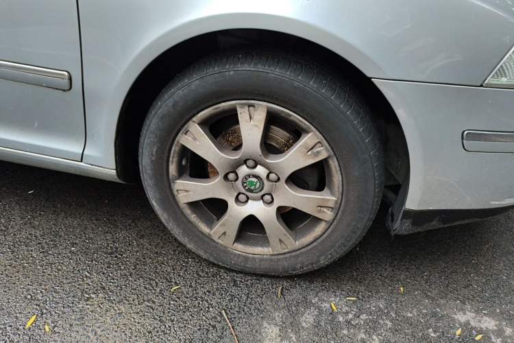 Used Skoda Octavia 2009 2.0L Automatic Elegance Version Right Front Wheel Hub
