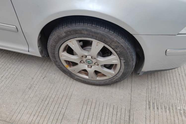 Used Skoda Octavia 2009 1.6L Automatic Elegance Edition Right Front Wheel Hub