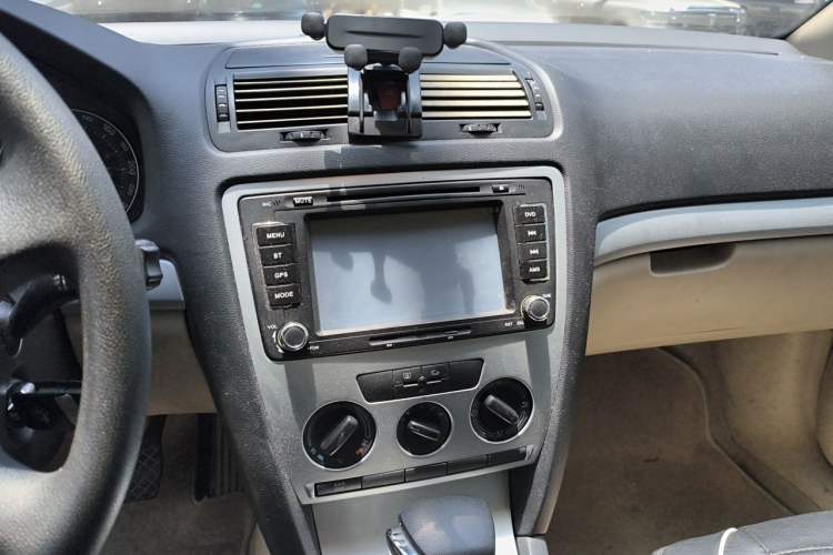 Used Skoda Octavia 2009 1.6L Automatic Eado Model Audio And AC Panel