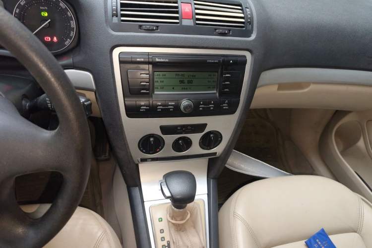 Used Skoda Octavia 2009 1.6L Automatic Elegance Edition Audio And AC Panel