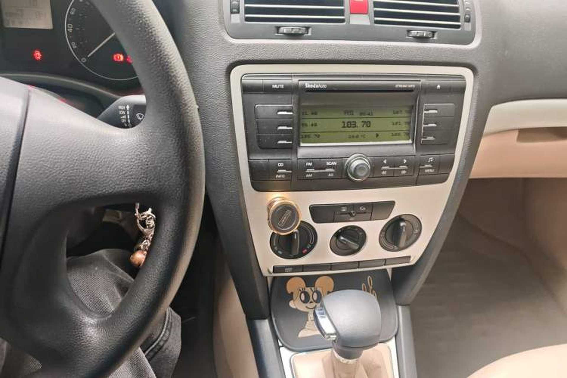 Used Skoda Octavia 2009 1.6L Automatic Elegance Edition Audio And AC Panel